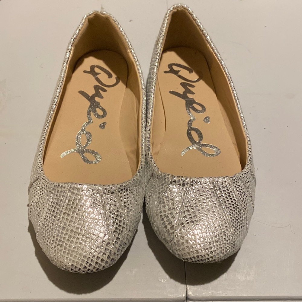 Qupid- Silver Flats - Size 7 Gently used
